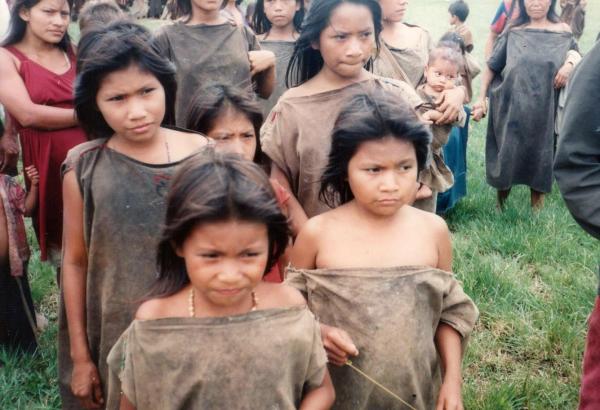 Población asháninka enferma por desnutrición recibiendo donación de alimentos