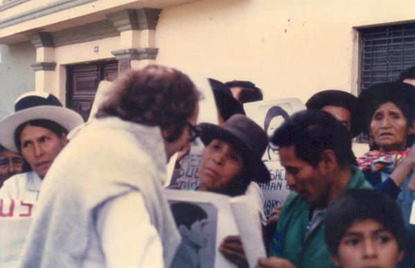 Primera marcha de las mujeres en Ayacucho. En la cruz: No matar