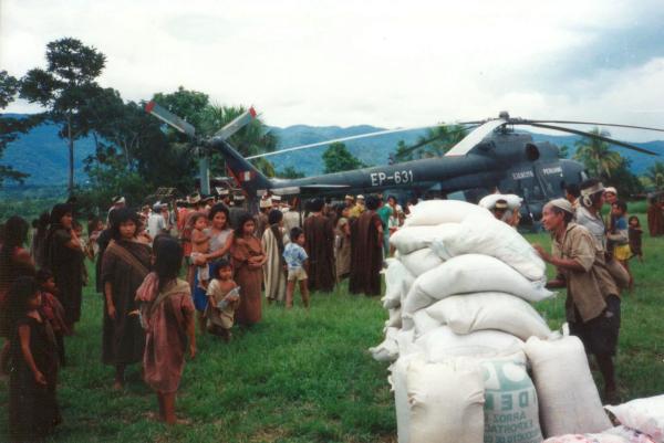 Población asháninka enferma por desnutrición recibiendo donación de alimentos