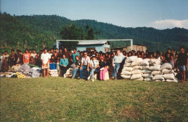 Población asháninka enferma por desnutrición recibiendo donación de alimentos
