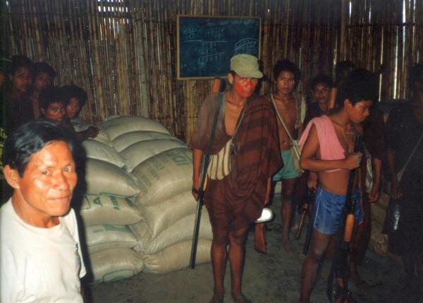 Población asháninka enferma por desnutrición recibiendo donación de alimentos