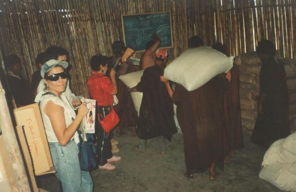 Población asháninka enferma por desnutrición recibiendo donación de alimentos