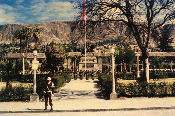 Izamiento de la bandera por parte de los militares
