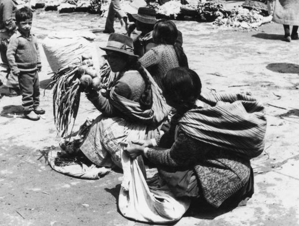 Fotografía de campesinas vendiendo productos agrícolas