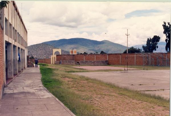 Vista panorámica del estadio de Huanta y la iglesia evangélica de Callqui
