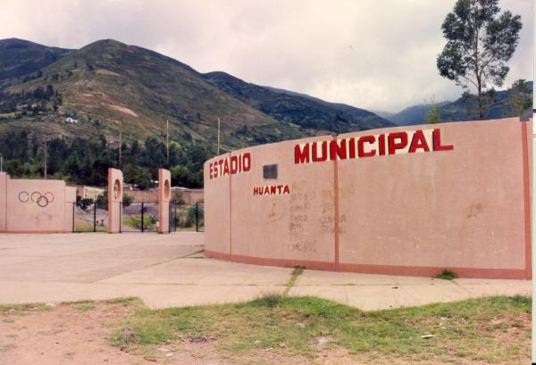 Vista panorámica del estadio de Huanta y la iglesia evangélica de Callqui
