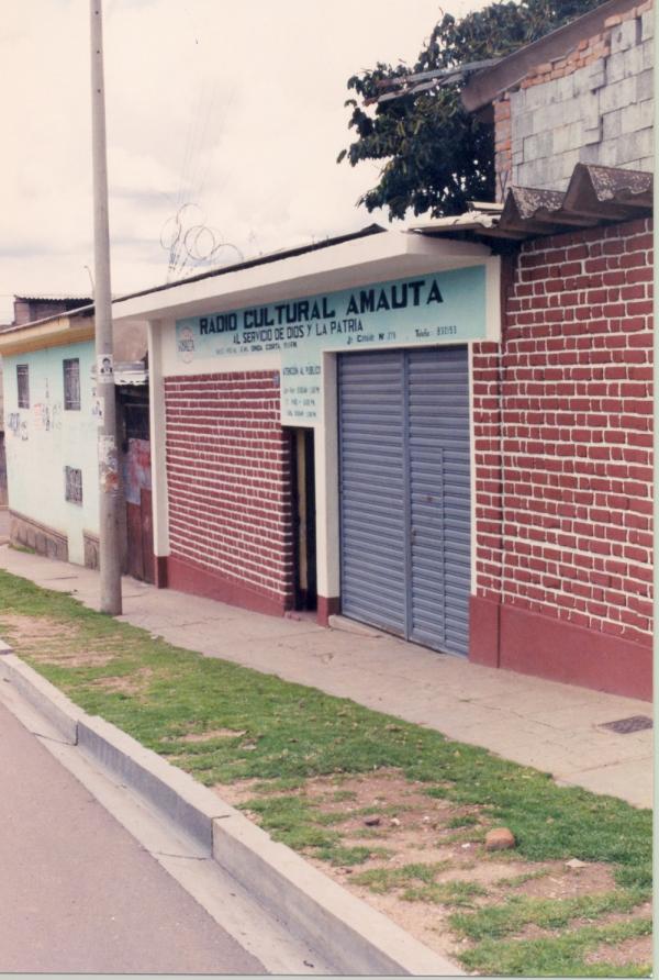Vista panorámica del estadio de Huanta y la iglesia evangélica de Callqui