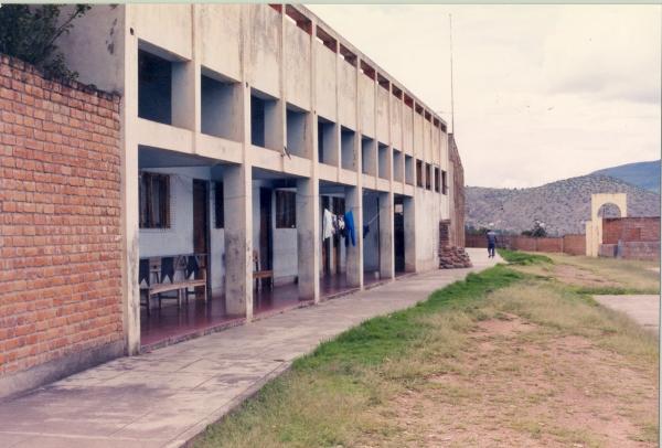 Vista panorámica del estadio de Huanta y la iglesia evangélica de Callqui