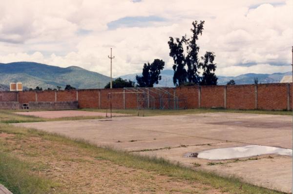 Vista panorámica del estadio de Huanta y la iglesia evangélica de Callqui