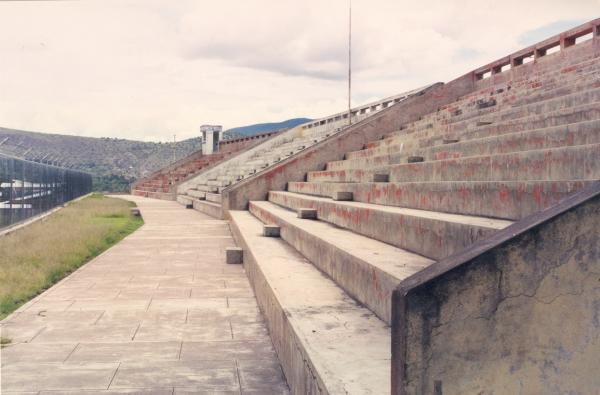 Vista panorámica del estadio de Huanta y la iglesia evangélica de Callqui