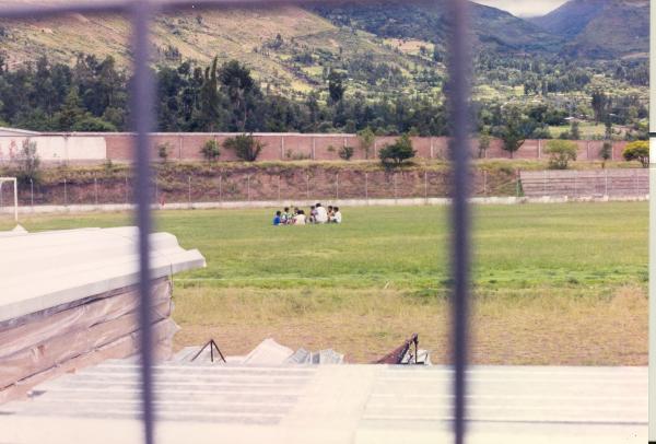 Vista panorámica del estadio de Huanta y la iglesia evangélica de Callqui