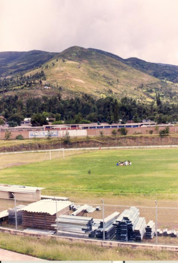 Vista panorámica del estadio de Huanta y la iglesia evangélica de Callqui