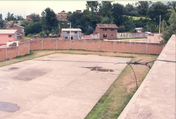 Vista panorámica del estadio de Huanta y la iglesia evangélica de Callqui
