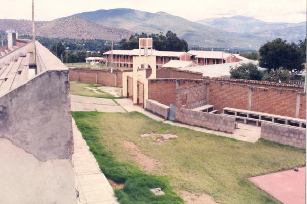 Vista panorámica del estadio de Huanta y la iglesia evangélica de Callqui