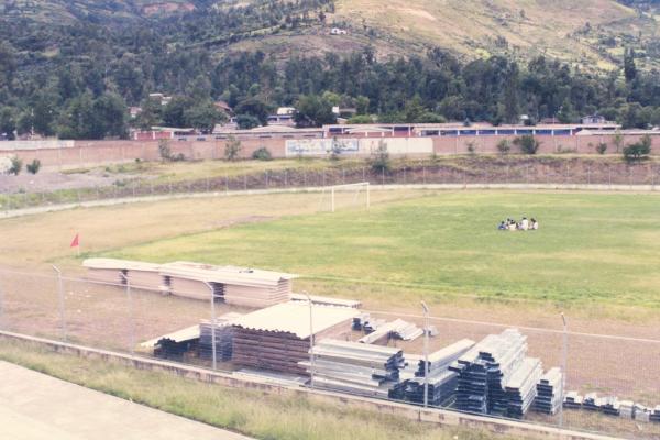 Vista panorámica del estadio de Huanta y la iglesia evangélica de Callqui