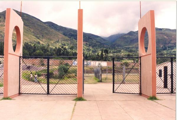 Vista panorámica del estadio de Huanta y la iglesia evangélica de Callqui