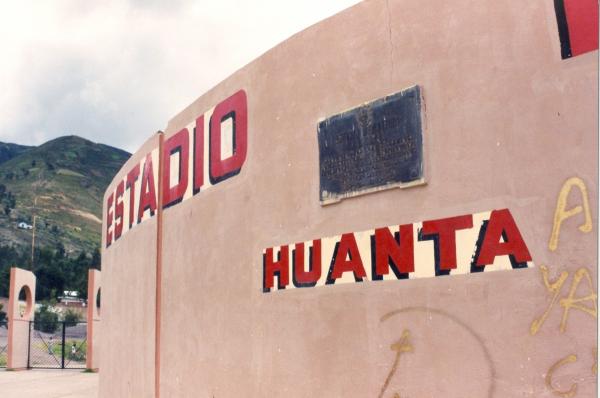 Vista panorámica del estadio de Huanta y la iglesia evangélica de Callqui