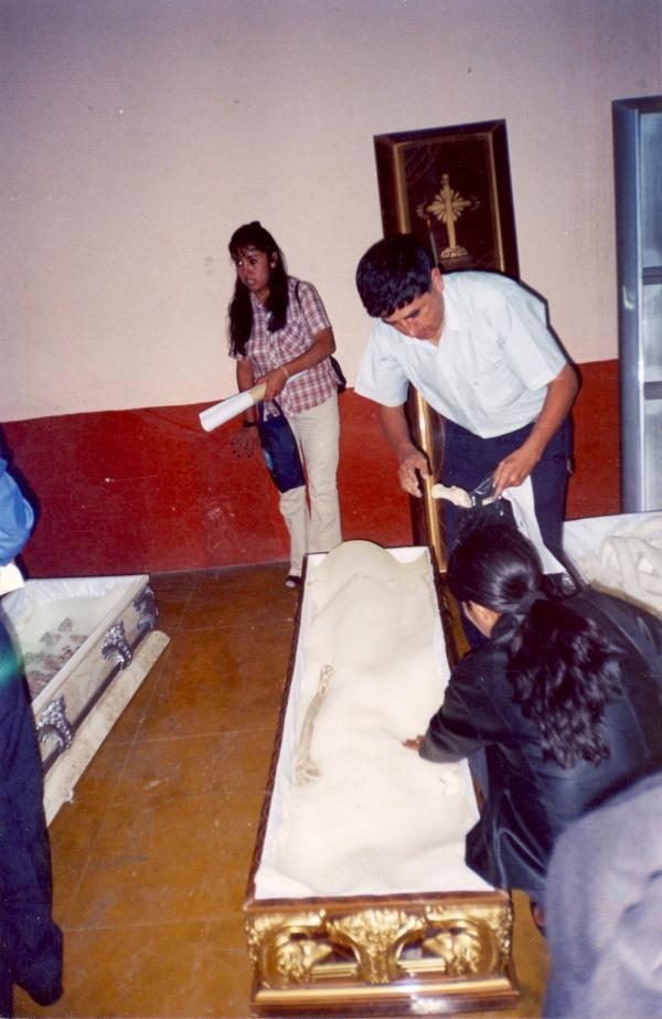 Recepción y colocación de restos en ataúdes en la provincia de Tocache
