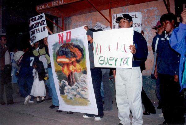 Marcha contra la guerra en Irak en la ciudad de Huamanga