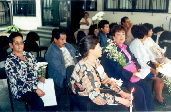 Ingreso de una delagación aprista a la sede de la Comisión de la Verdad y Reconciliación en San Isidro