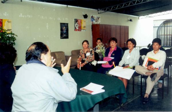 Ingreso de una delagación aprista a la sede de la Comisión de la Verdad y Reconciliación en San Isidro