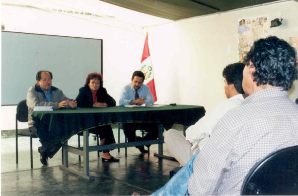 Ingreso de una delagación aprista a la sede de la Comisión de la Verdad y Reconciliación en San Isidro