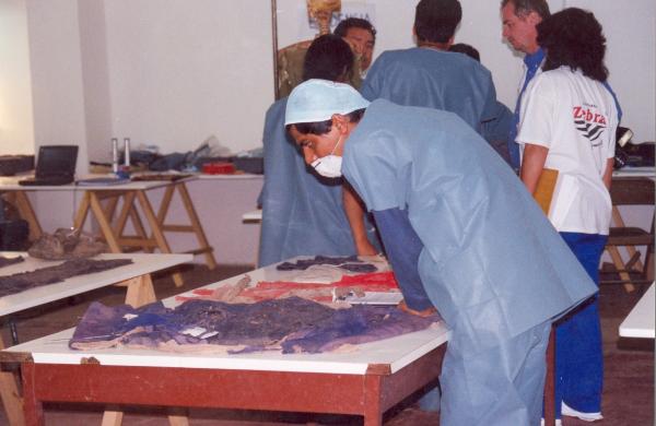 Limpieza e identificación de restos humanos en Totos - Ayacucho