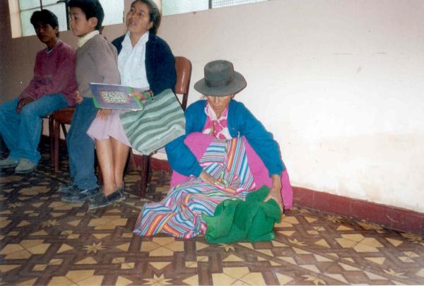 Visita de madres afectadas por la violencia política a la sede regional sur central de la Comisión de la Verdad y Reconciliación en Ayacucho