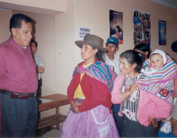 Visita de madres afectadas por la violencia política a la sede regional sur central de la Comisión de la Verdad y Reconciliación en Ayacucho