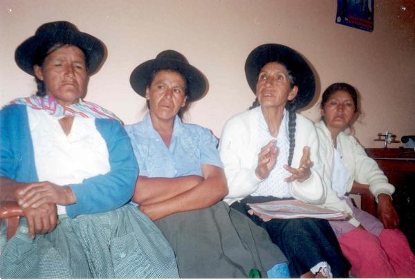 Visita de madres afectadas por la violencia política a la sede regional sur central de la Comisión de la Verdad y Reconciliación en Ayacucho