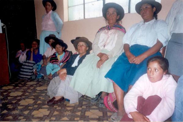Visita de madres afectadas por la violencia política a la sede regional sur central de la Comisión de la Verdad y Reconciliación en Ayacucho