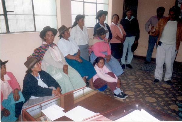 Visita de madres afectadas por la violencia política a la sede regional sur central de la Comisión de la Verdad y Reconciliación en Ayacucho