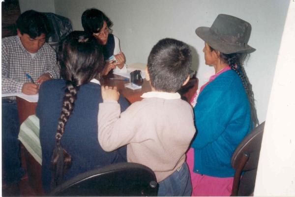 Visita de madres afectadas por la violencia política a la sede regional sur central de la Comisión de la Verdad y Reconciliación en Ayacucho