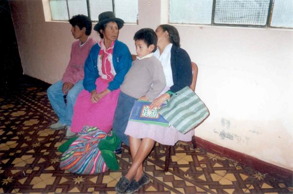 Visita de madres afectadas por la violencia política a la sede regional sur central de la Comisión de la Verdad y Reconciliación en Ayacucho