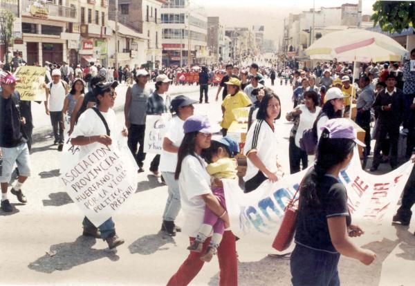 Marcha de protesta de los afectados por la violencia política en la ciudad de Huancayo