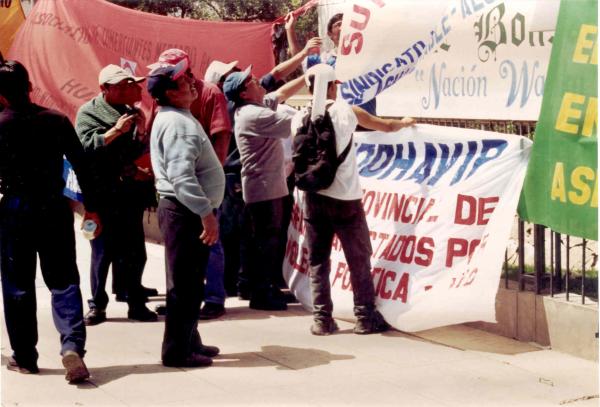 Marcha de protesta de los afectados por la violencia política en la ciudad de Huancayo