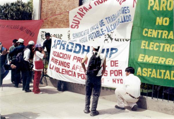 Marcha de protesta de los afectados por la violencia política en la ciudad de Huancayo