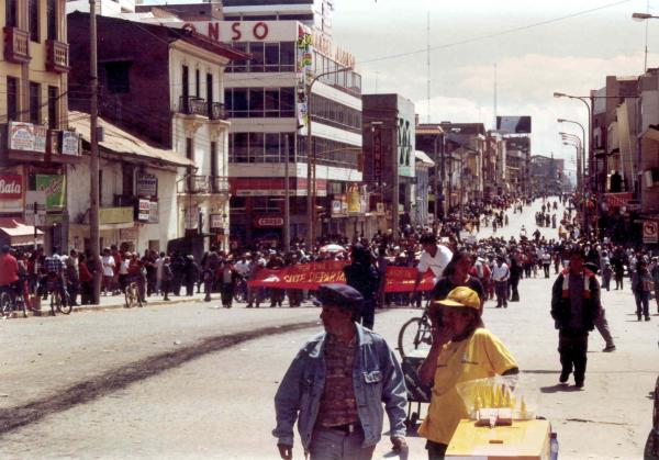 Marcha de protesta de los afectados por la violencia política en la ciudad de Huancayo