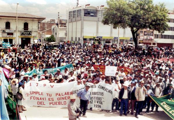 Marcha de protesta de los afectados por la violencia política en la ciudad de Huancayo