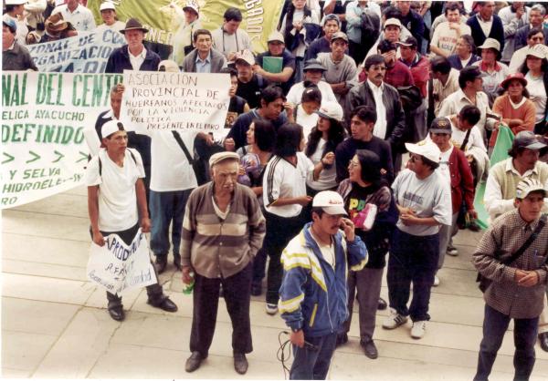 Marcha de protesta de los afectados por la violencia política en la ciudad de Huancayo