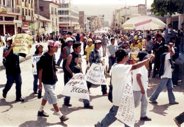 Marcha de protesta de los afectados por la violencia política en la ciudad de Huancayo