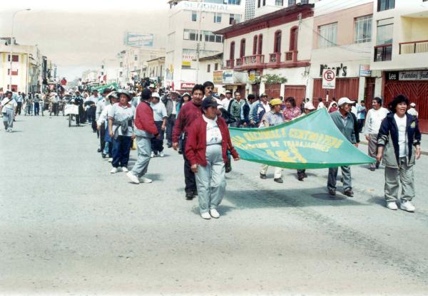Marcha de protesta de los afectados por la violencia política en la ciudad de Huancayo