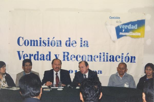 Movilización de la Asociación Nacional de Periodistas a la Comisión de la Verdad y Reconciliación en San Isidro