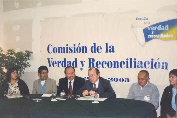 Movilización de la Asociación Nacional de Periodistas a la Comisión de la Verdad y Reconciliación en San Isidro