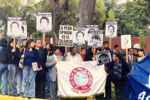 Movilización de la Asociación Nacional de Periodistas a la Comisión de la Verdad y Reconciliación en San Isidro