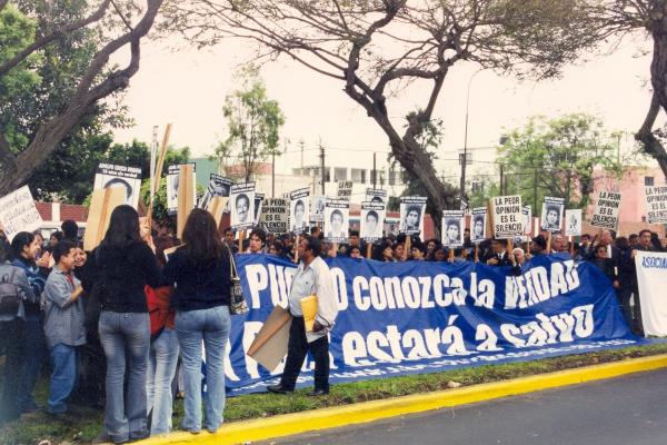 Movilización de la Asociación Nacional de Periodistas a la Comisión de la Verdad y Reconciliación en San Isidro