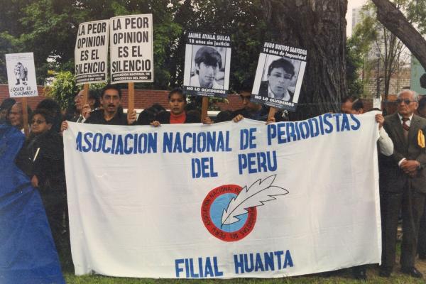 Movilización de la Asociación Nacional de Periodistas a la Comisión de la Verdad y Reconciliación en San Isidro