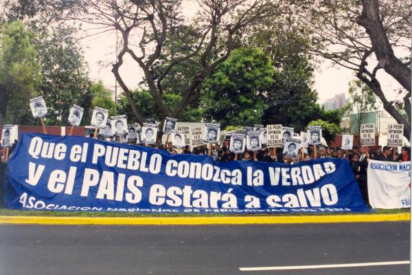 Movilización de la Asociación Nacional de Periodistas a la Comisión de la Verdad y Reconciliación en San Isidro