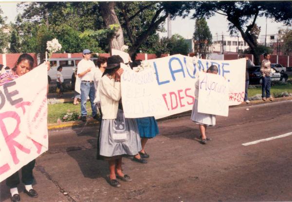 Movilización del grupo aprista frente a la sede central de la Comisión de la Verdad y Reconciliación en San Isidro