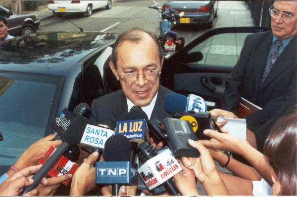 Visita de los comisionados de la Comisión de la Verdad y Reconciliación al expresidente Francisco Morales Bermúdez en Lima